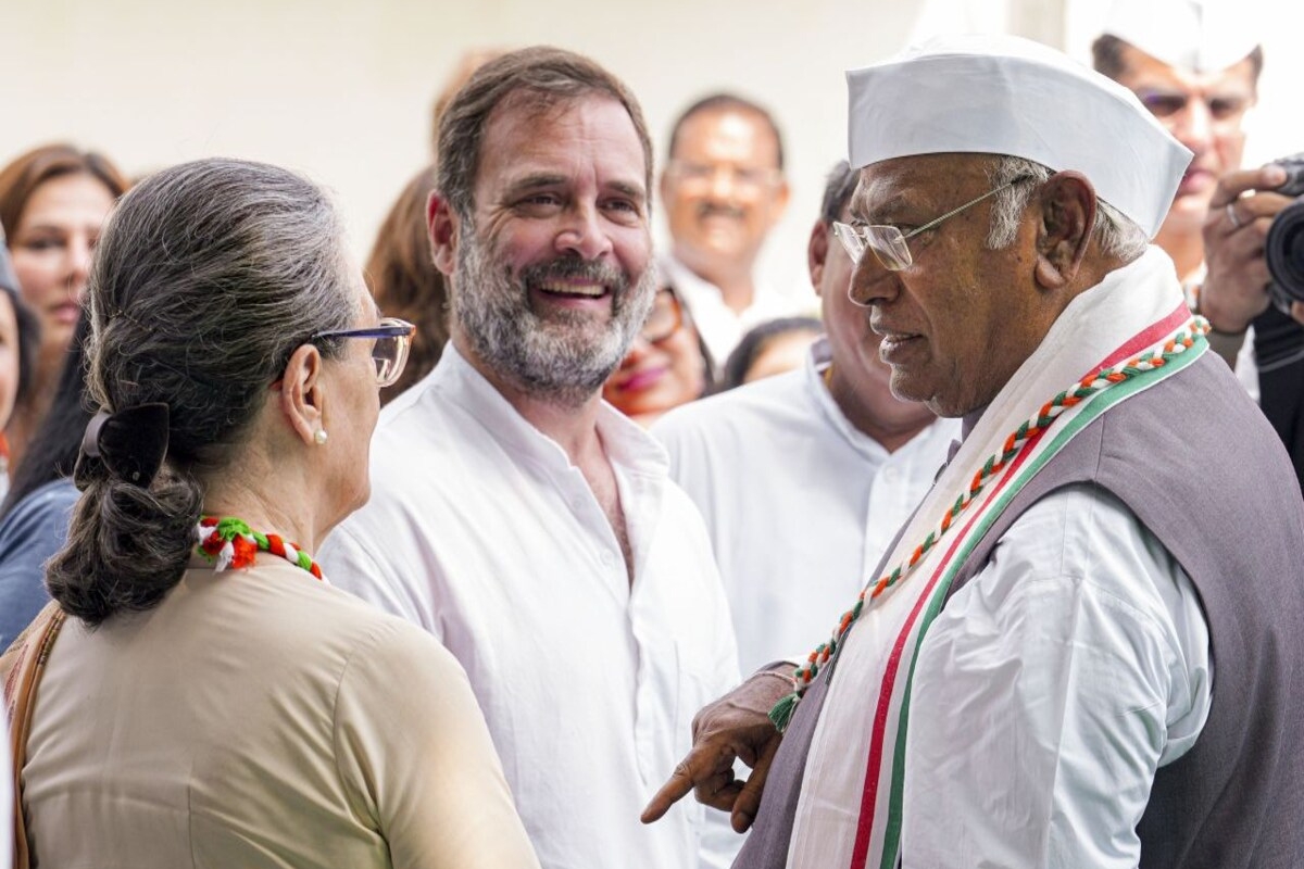 Delhi Court Sends Notice to Gandhis: A Political Storm Brews Again